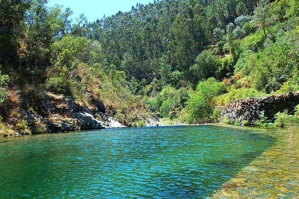 Lousã e Góis: Estado da água do rio Ceira condiciona utilização de praias fluviais