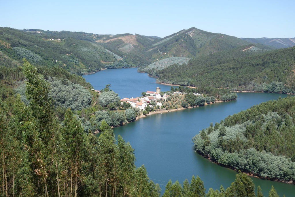 Passeio pedestre e travessia fluvial em Dornes 